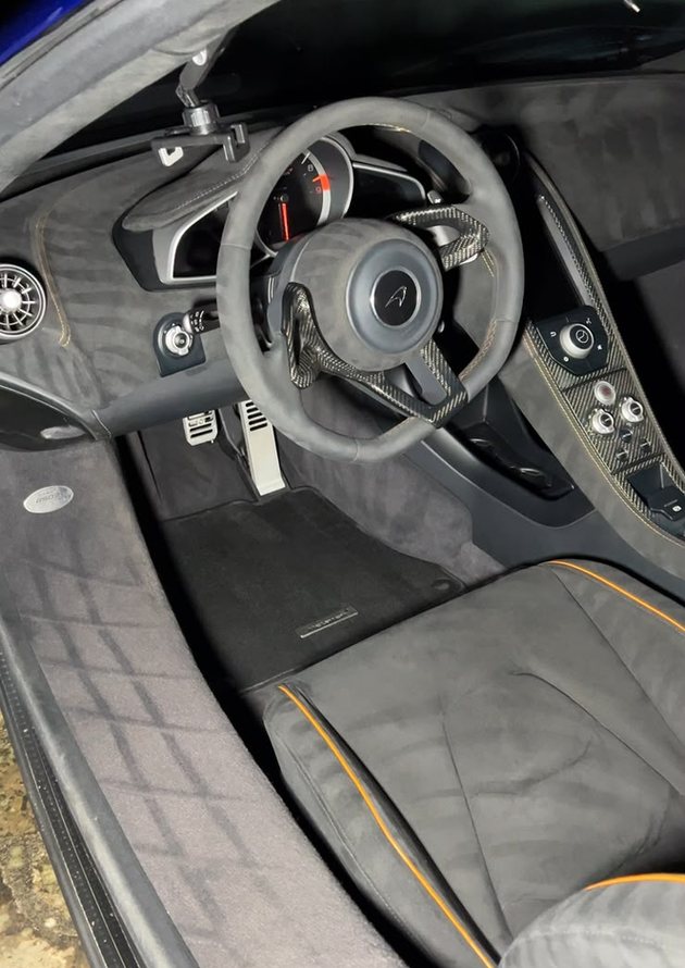 Après le nettoyage Occicars : cockpit McLaren en Alcantara impeccable, moquettes comme neuves