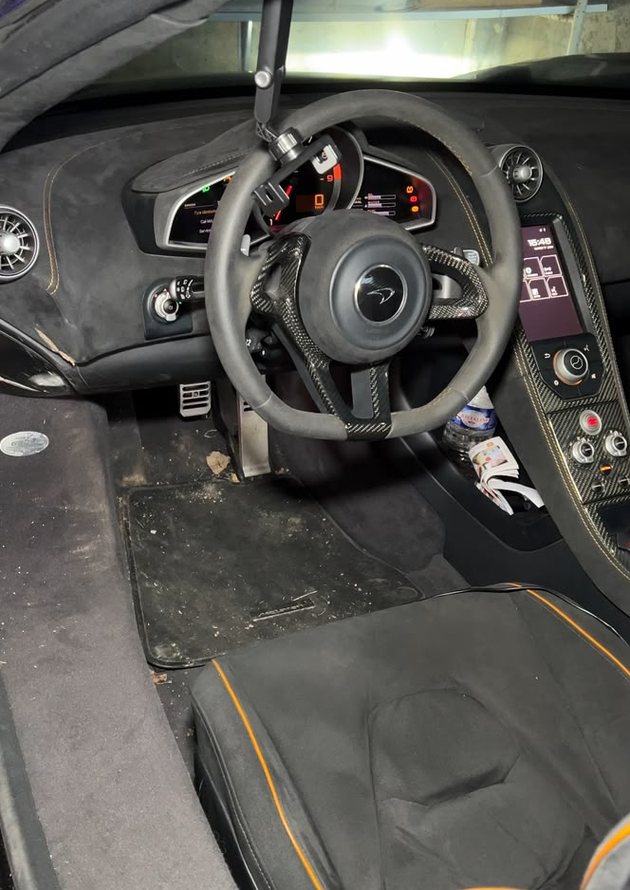 Avant le nettoyage : intérieur McLaren poussiéreux, moquettes et Alcantara encrassés