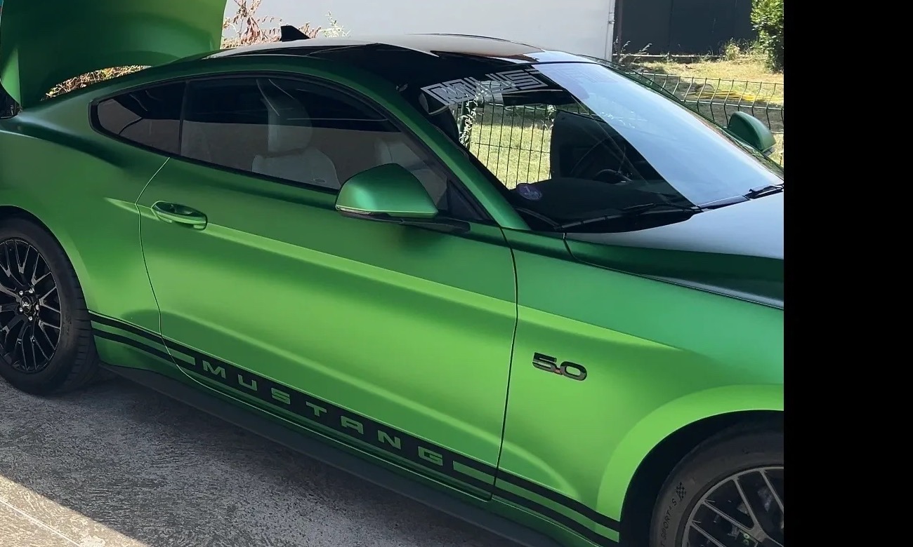 Ford Mustang verte brillante après nettoyage extérieur à Toulouse