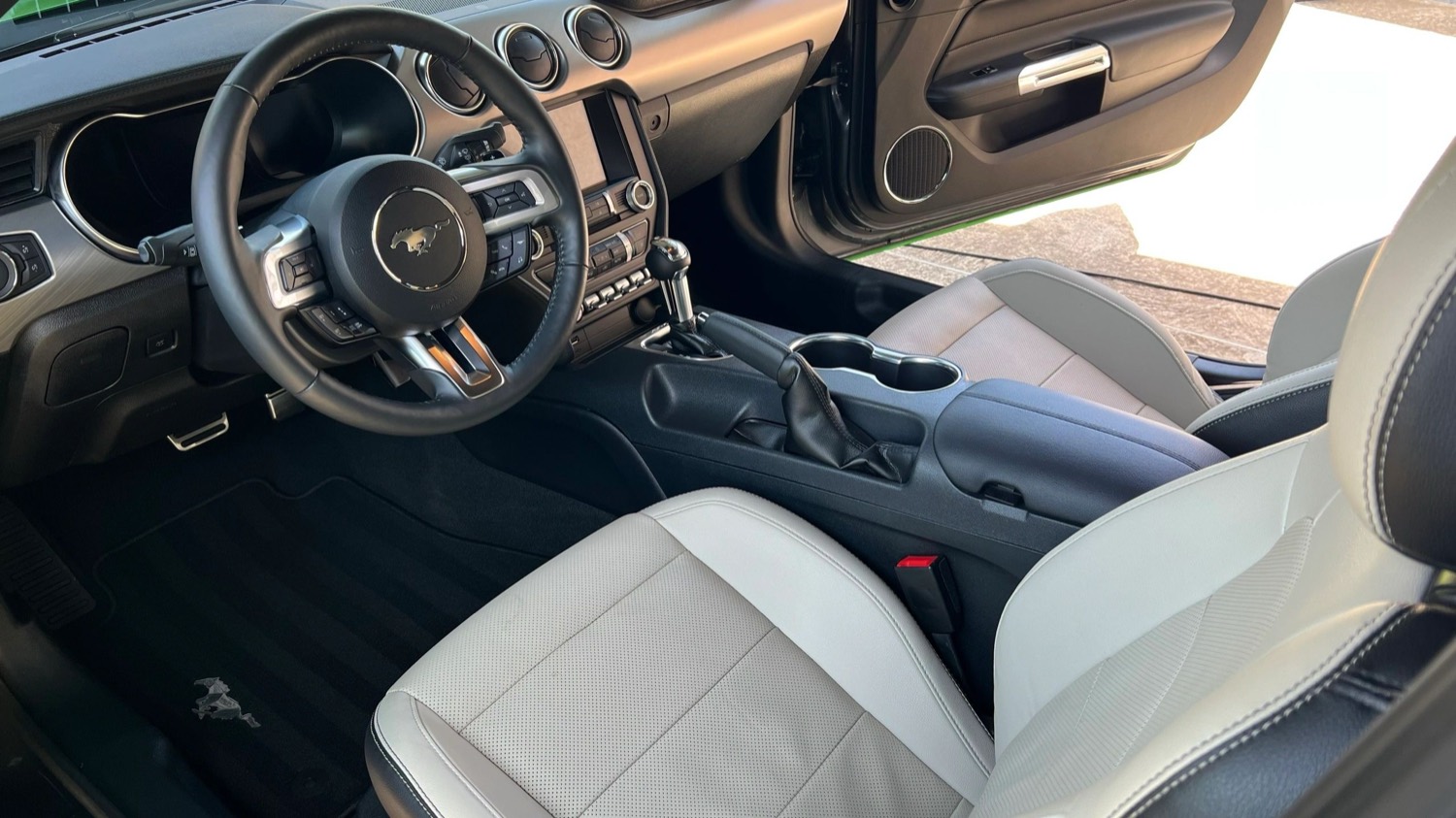 Intérieur Ford Mustang aux cuirs blancs impeccables — nettoyage intérieur Occicars Toulouse